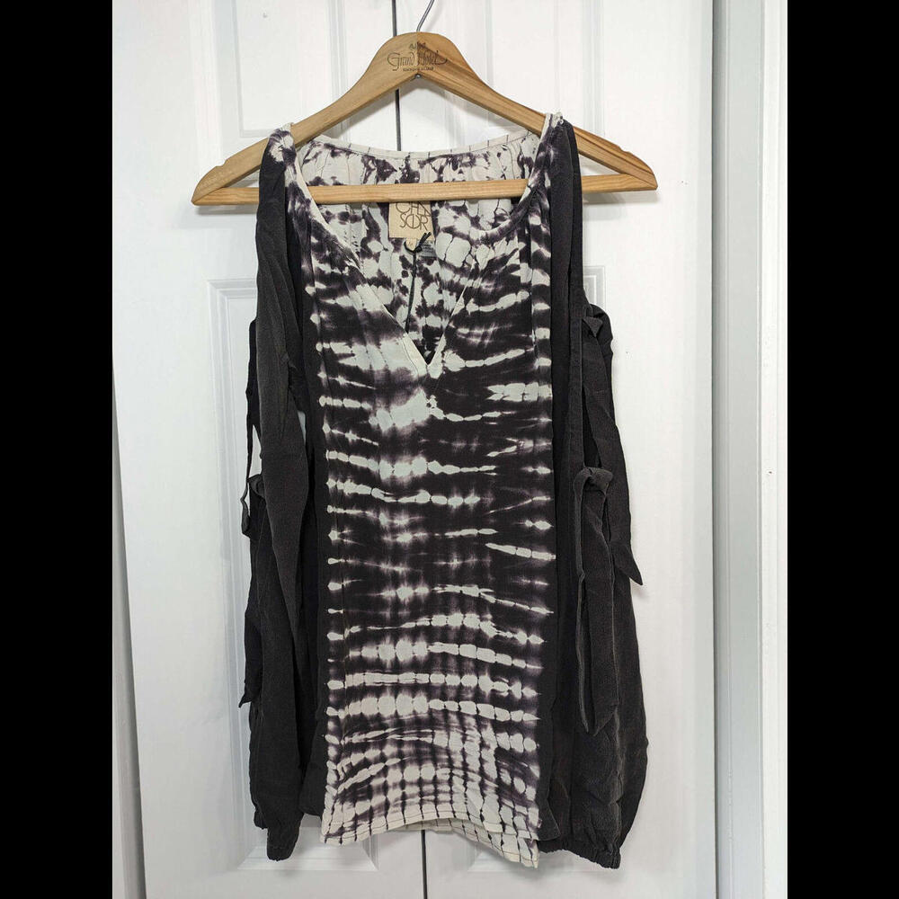 Chaser NWT Women's Size Medium 🖤 Black & White Blouse